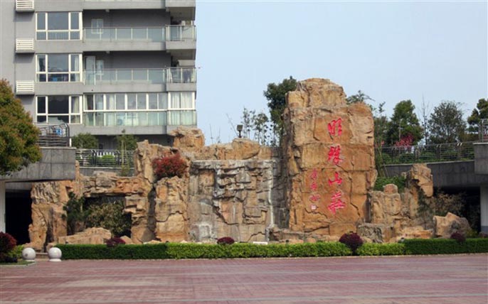GRC假山制作追求主次分明，有主峰配峰次峰即可。