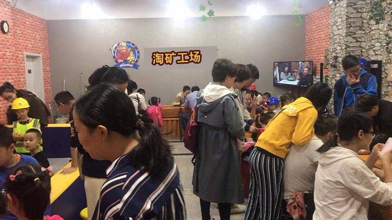 具有加熱殺菌過濾功能的兒童淘礦工場設(shè)備進(jìn)駐航廣場店