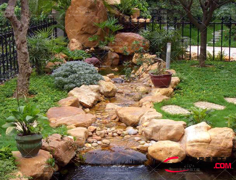 塑石假山可以模仿自然山石的形態(tài)和紋理，用于園林景觀中