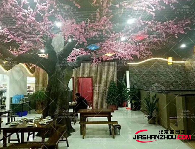 采用仿真樹可以避免砍伐原木，減少對(duì)自然資源的消耗
