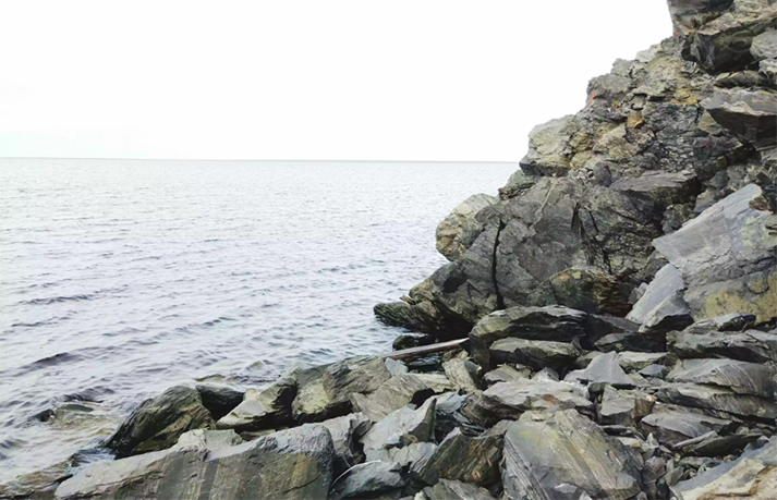海上巖石海岸，俄羅斯提基附近的天空g