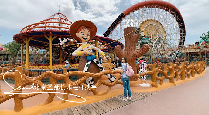 jimeng-2025-06-25-2592-正在施工制作的旅游區(qū)樓梯室外安全圍欄設計制作過程，美工正在施工制作，先用鋼筋焊接....jpeg